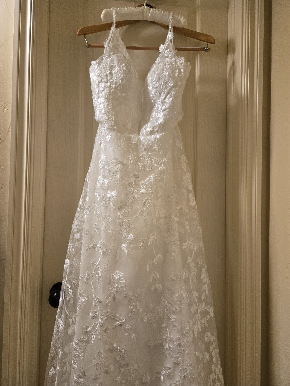 NWT Floral Lace, Plunge, A-Line Wedding Dress